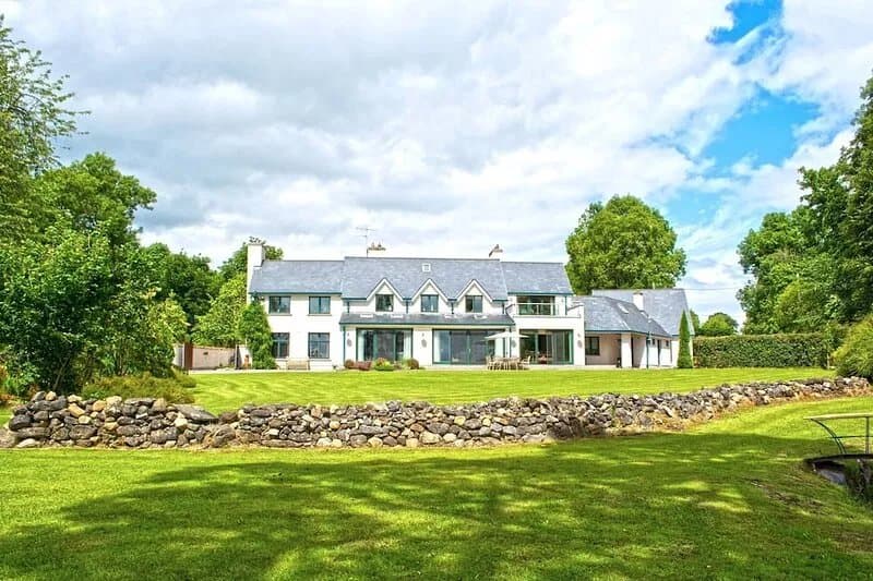 Fabulous Lakeshore House with private Jetty on Lough Derg