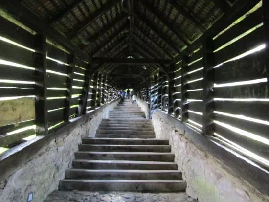 Scara Acoperita-Covered Stairway