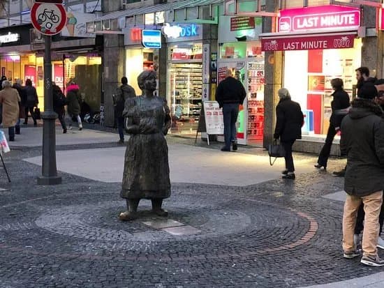 Standbild "Mina Knallenfalls"