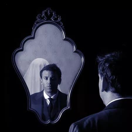 Seance Mystique At House Of Mysteries