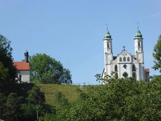 Kalvarienberg und Kirche