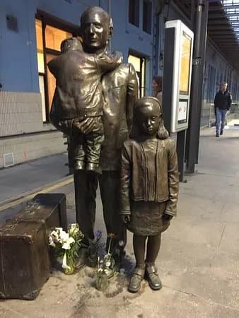 Statue of Sir Nicholas Winton