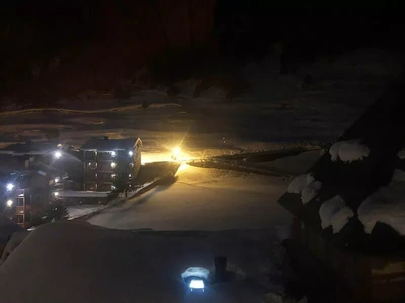 Casita de madera a Peu del Riu Incles. Sol y Nieve