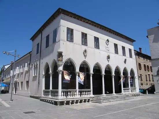 Loza Gallery