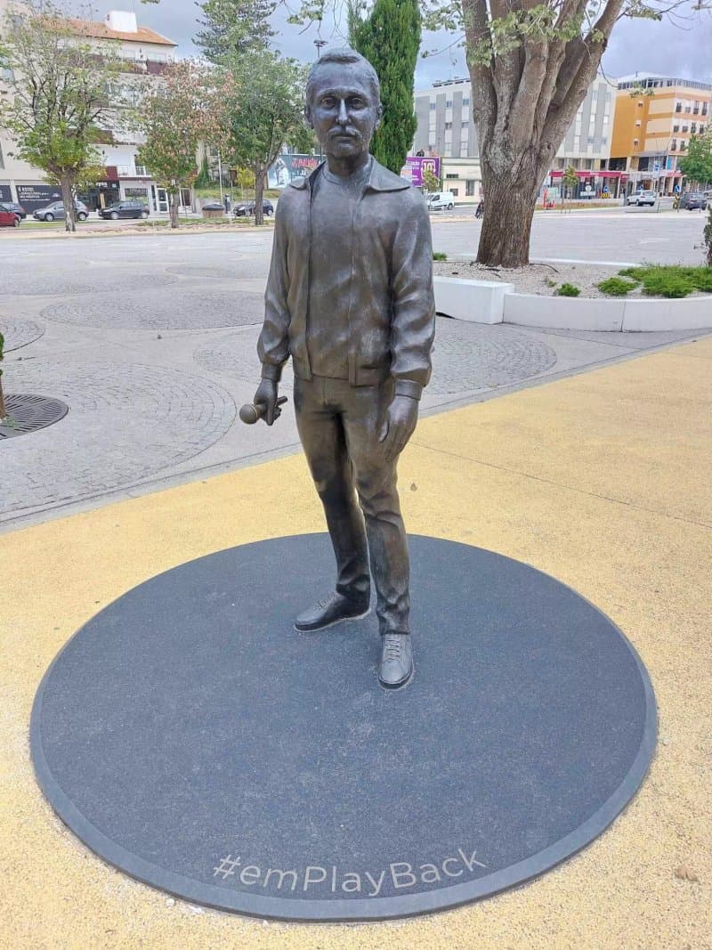 Estatua De Homenagem A Carlos Paiao