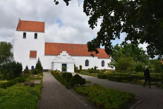 Landet Kirke og kirkegaard