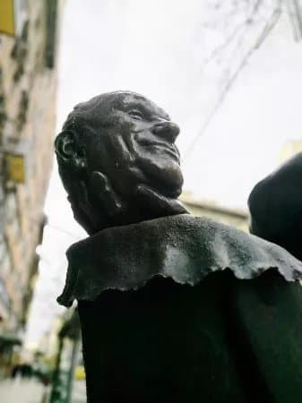 Hofi sculpture