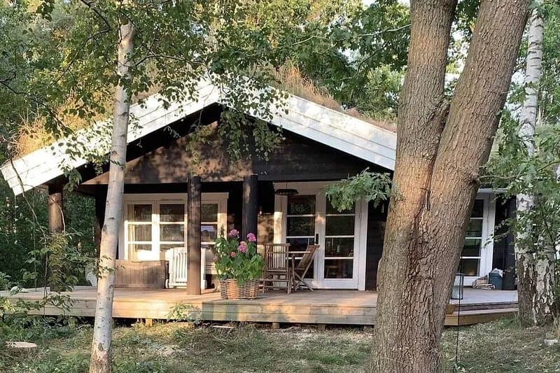 Log house near a child-friendly sandy beach