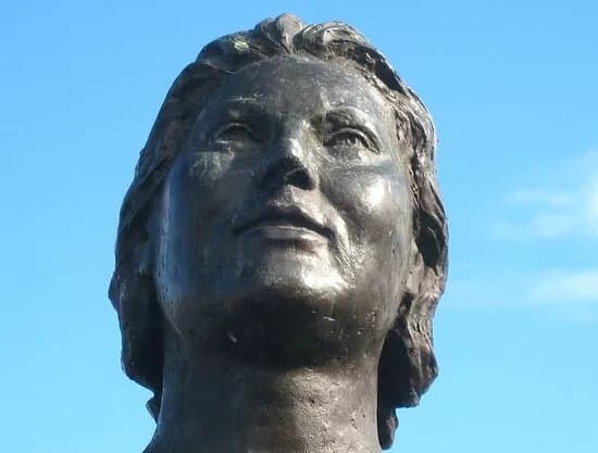 Kirsten Flagstad Statue