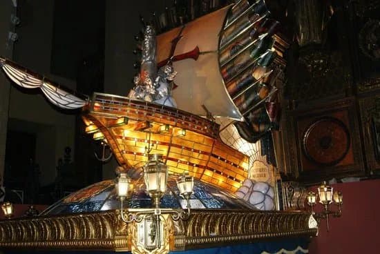 Museo de los Faroles y Rosario de Cristal
