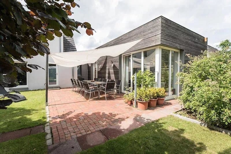 Spacious, modern dream house in a quiet location