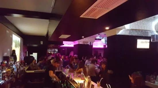 Karaoke Bar Versus