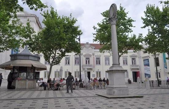 Estatua de homenagem aos Cauteleiros
