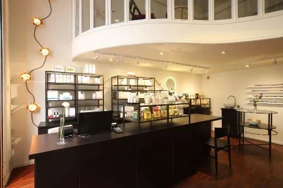 Dr.Hauschka Store + Studio