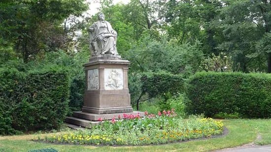 Schubert Statue