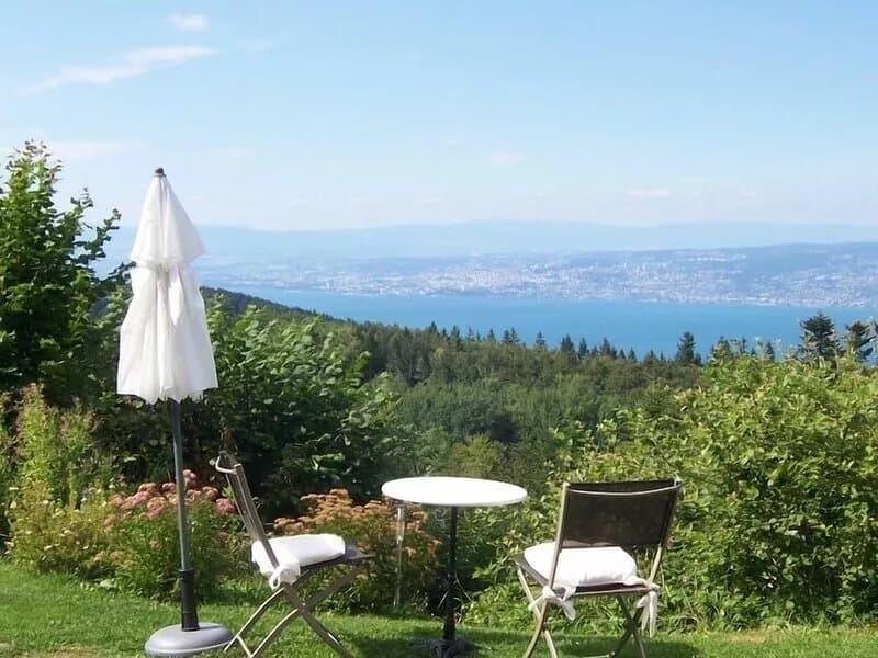 Cosy mountain studio;superb lake/mountain views;100mtr ski lift;sleeps