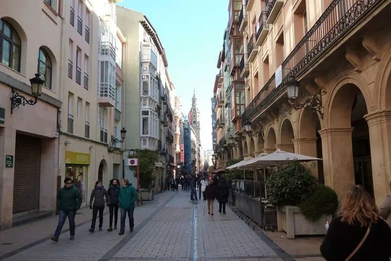 Central, free parking, pets allowed