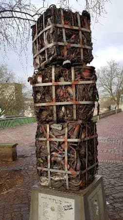 Skulptur "Leine Entrumpelung"