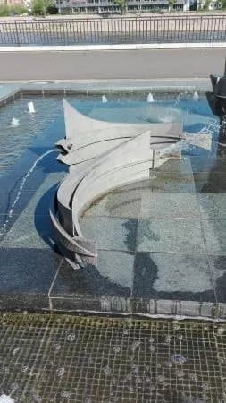 Fischbrunnen am Elbufer