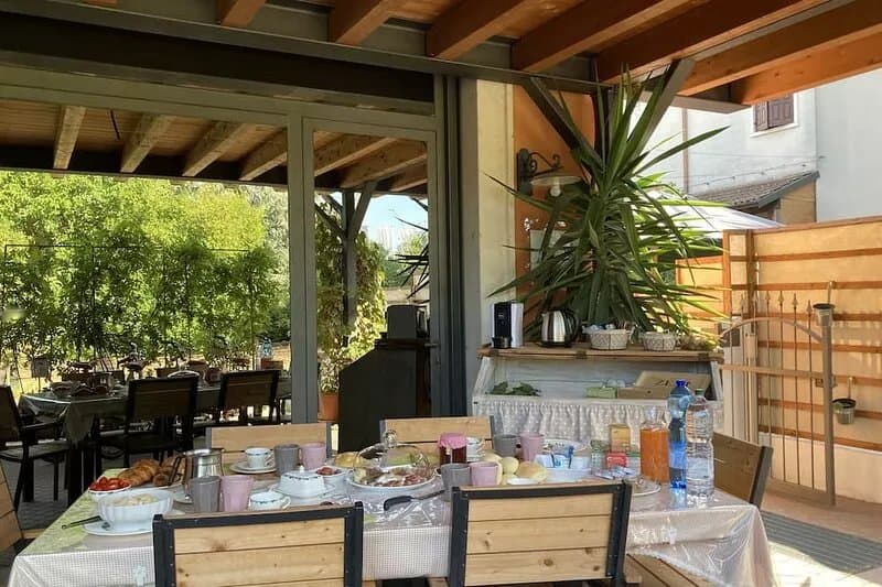 Verona, house with porch and garden, in a single house, internal parking