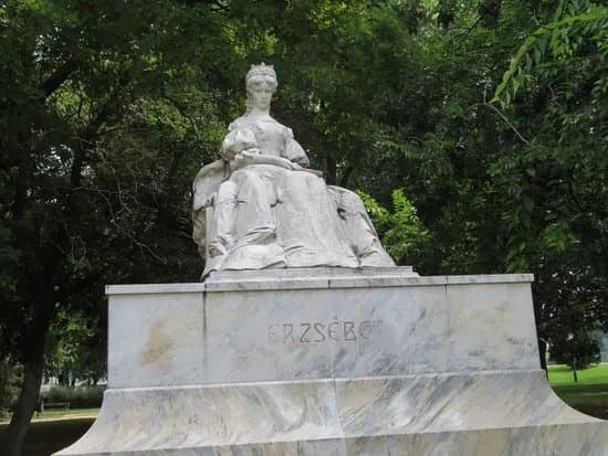 Queen Elizabeth Statue