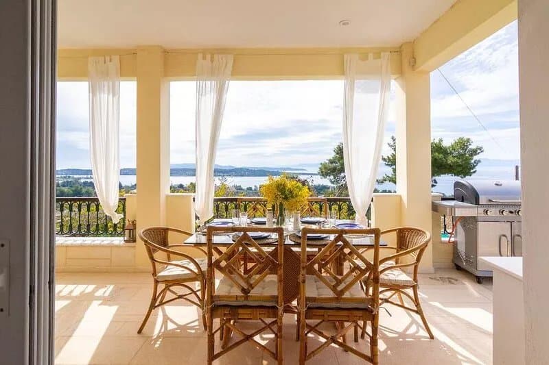 House with amazing ocean view and patio-pool