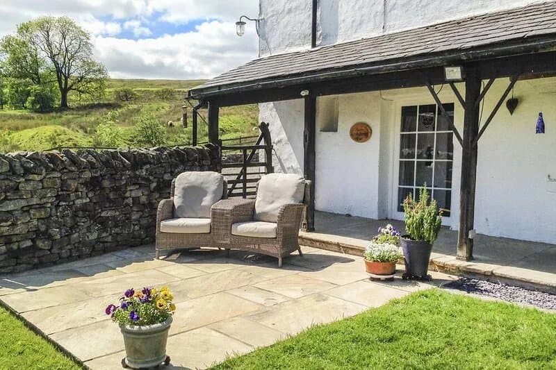 SAETR COTTAGE, pet friendly, with open fire in Bolton-By-Bowland