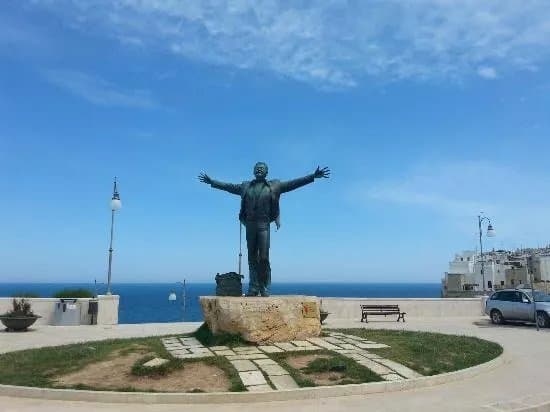 Statua di Domenico Modugno