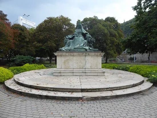 Statue of Queen Elizabeth