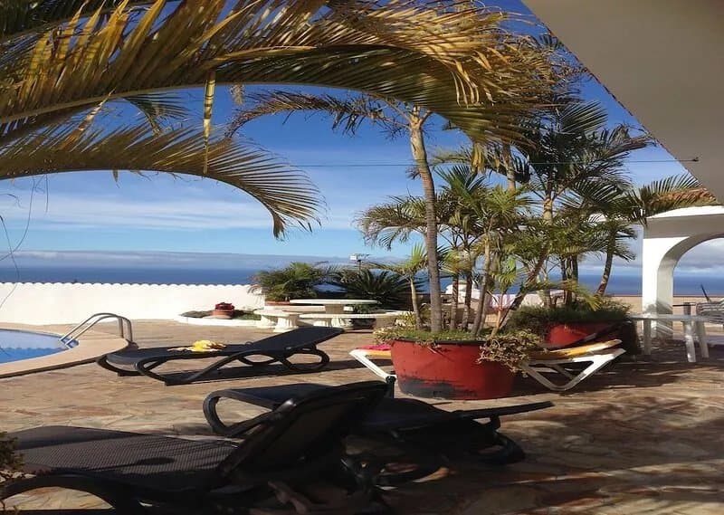 TENERIFE-CANARIAS-HOUSE - POOL-WITH-SALT-WATER-LARGE-GARDEN.