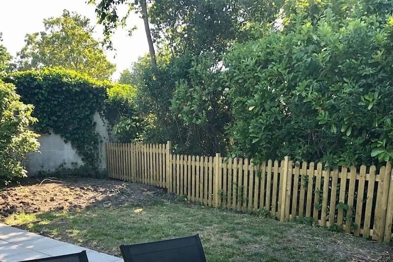Nice, trendy furnished, vacation bungalow with fenced garden. Pets welcome!