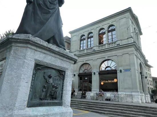 Statue Du Pere Girard