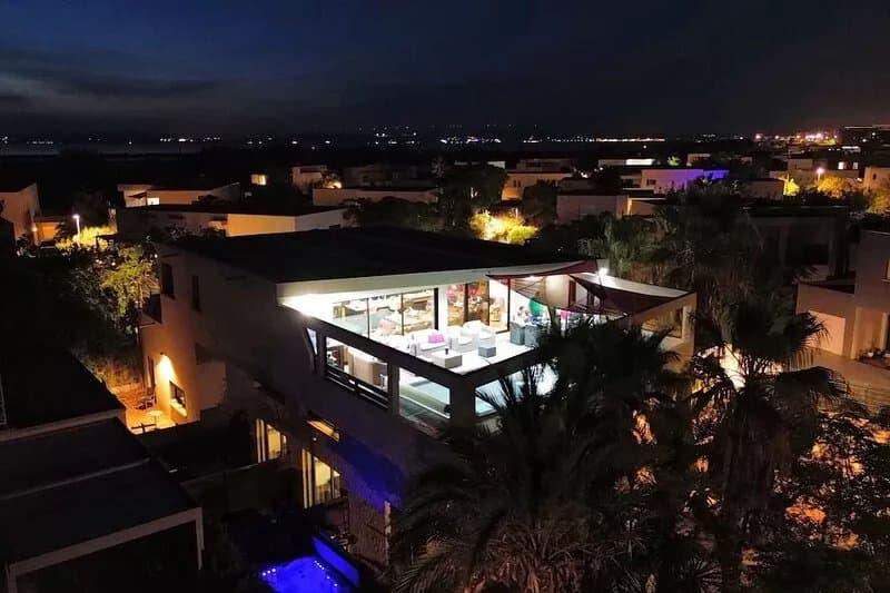 100 meters from the beach, large villa with heated pool and jacuzzi