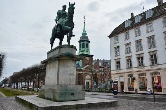 Christian X Statuen