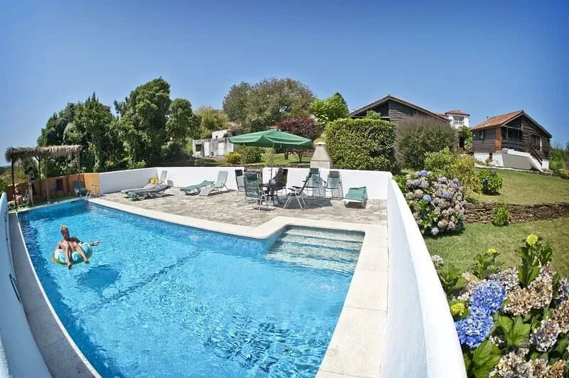 Charming Rustic Lodge with Pool and Lovely views. Walk to Tapas Bar and Beach.