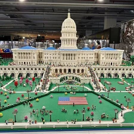 Exposicion de Modelos Construidos con Piezas LEGOR