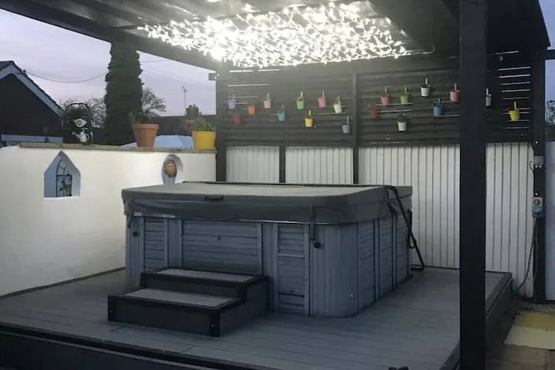 Seaside themed self contained cabin, hot tub & Bbq