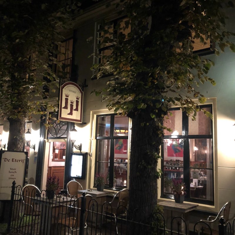 Eterij de drie gekroonde laarsjes