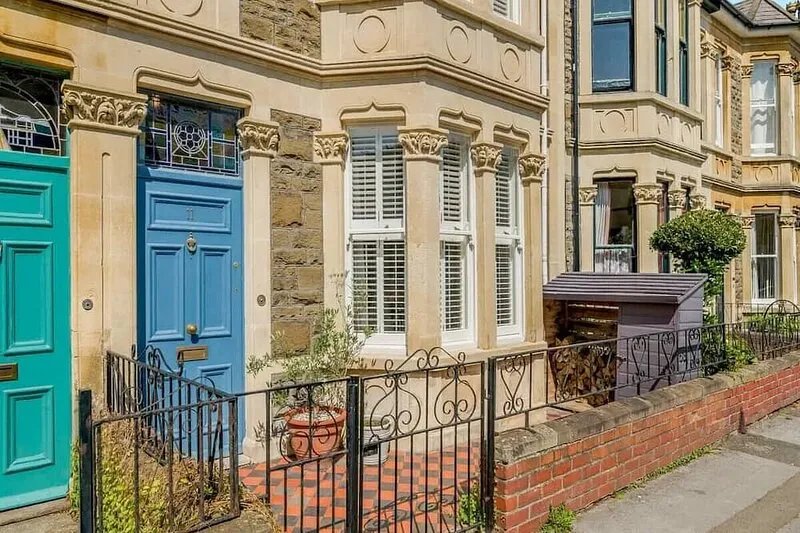 *Pierside Coastal Retreat* Luxury, family friendly, sleeps 10. Steps to the sea.