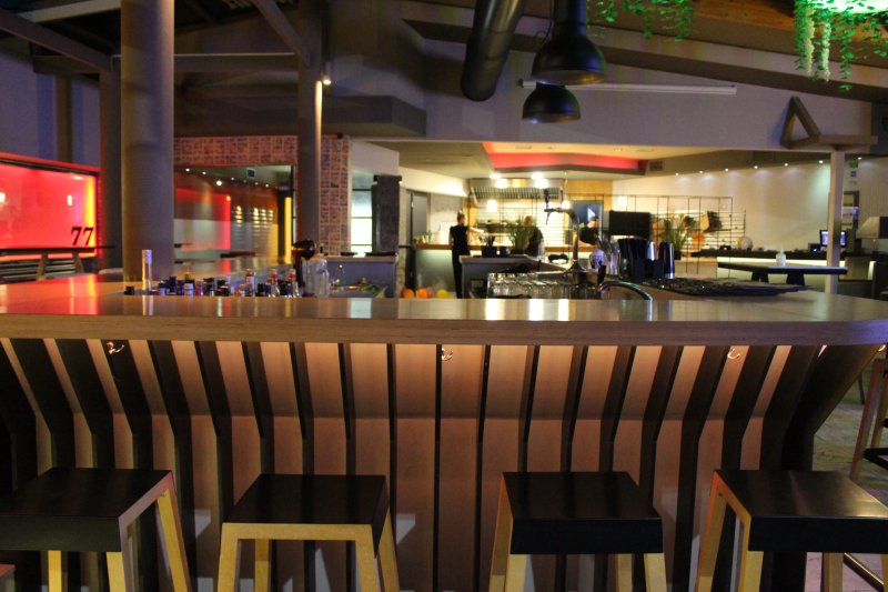 77 Burgers & Cocktail Bar