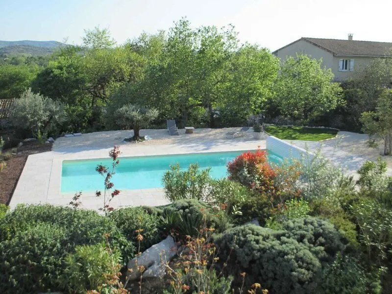 Le Mas de Molines, Gîte le Néflier, swimming pool and garden.