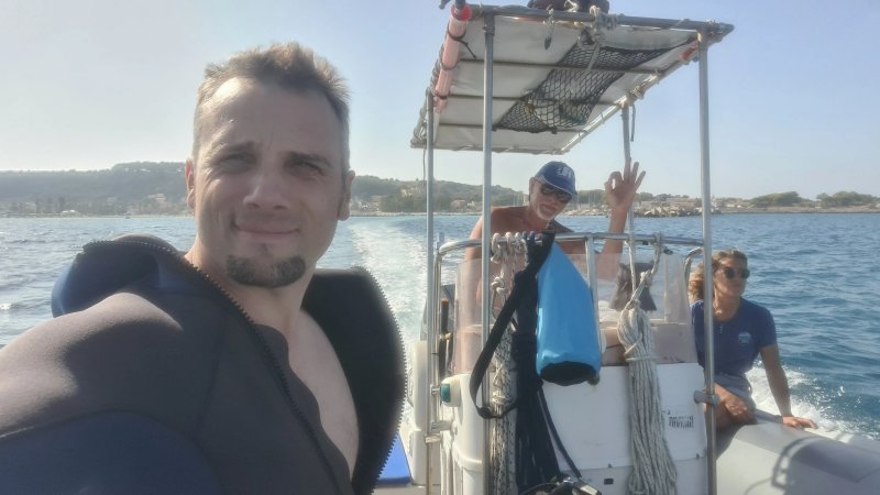Under Hundred Diving
