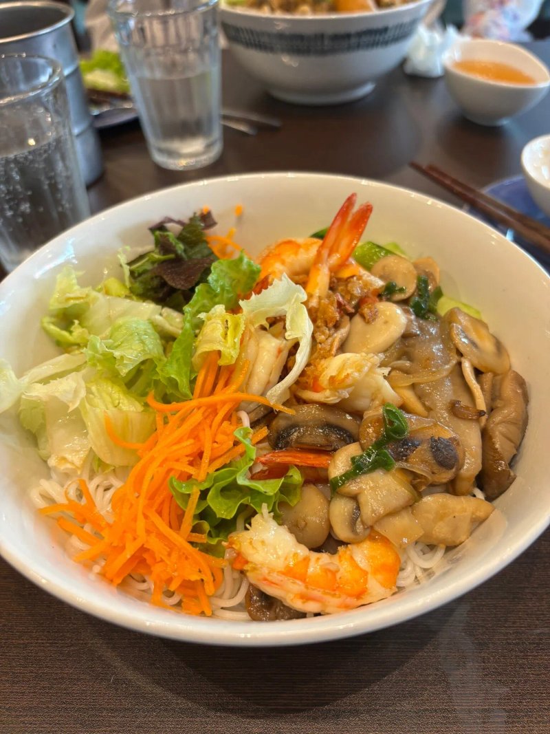 Que Huong Vietnamese Restaurant & Karaoke