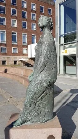 Bronzestatue "Die Lauschende"
