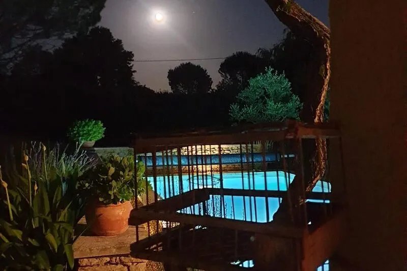 Cottage with pool in L'Isle Sur La Sorgue