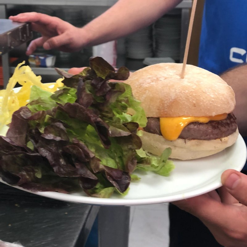Los Pepes Giant Burger