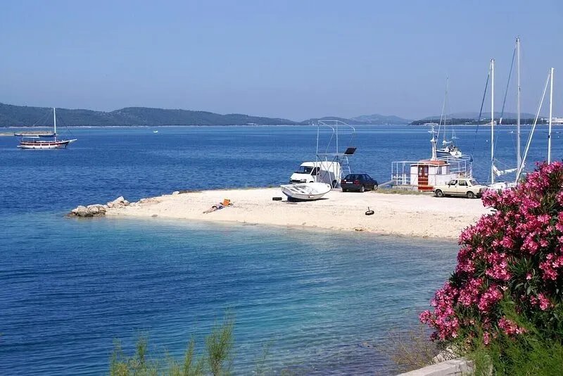 Three bedroom apartment near beach Brodarica, Šibenik (A-466-a)