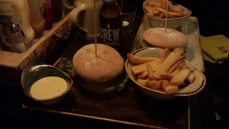 HANS IM GLUECK Burgergrill & Bar