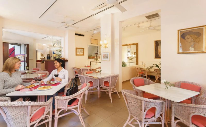 Mari Lin Cafe Lounge