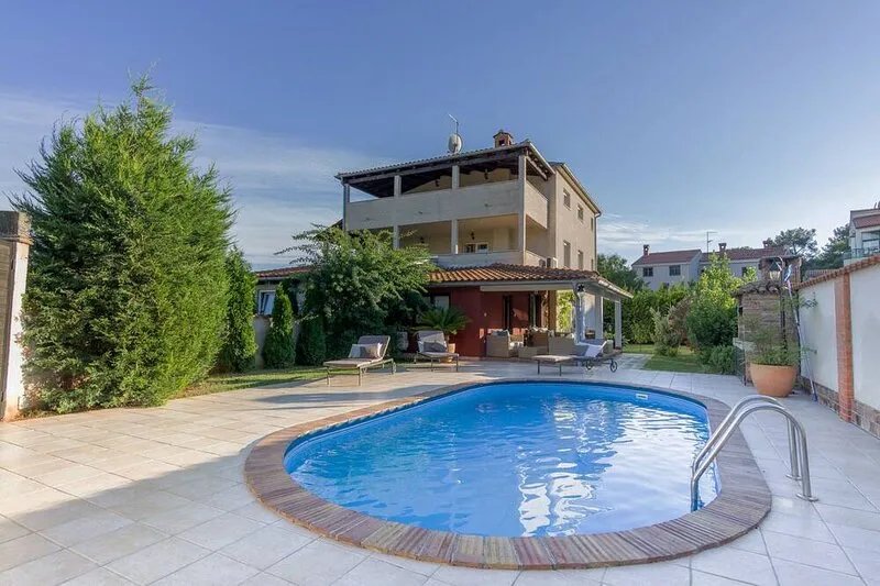 Villa Dana near the beach and the center of the town 6+2